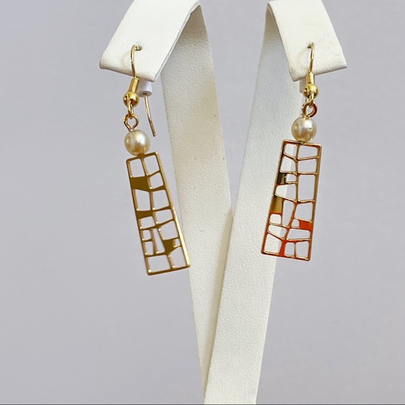 Gold Tone Asymmetrical Cutout Faux Pearl Dangle Earrings Elegant - Picture 2 of 11